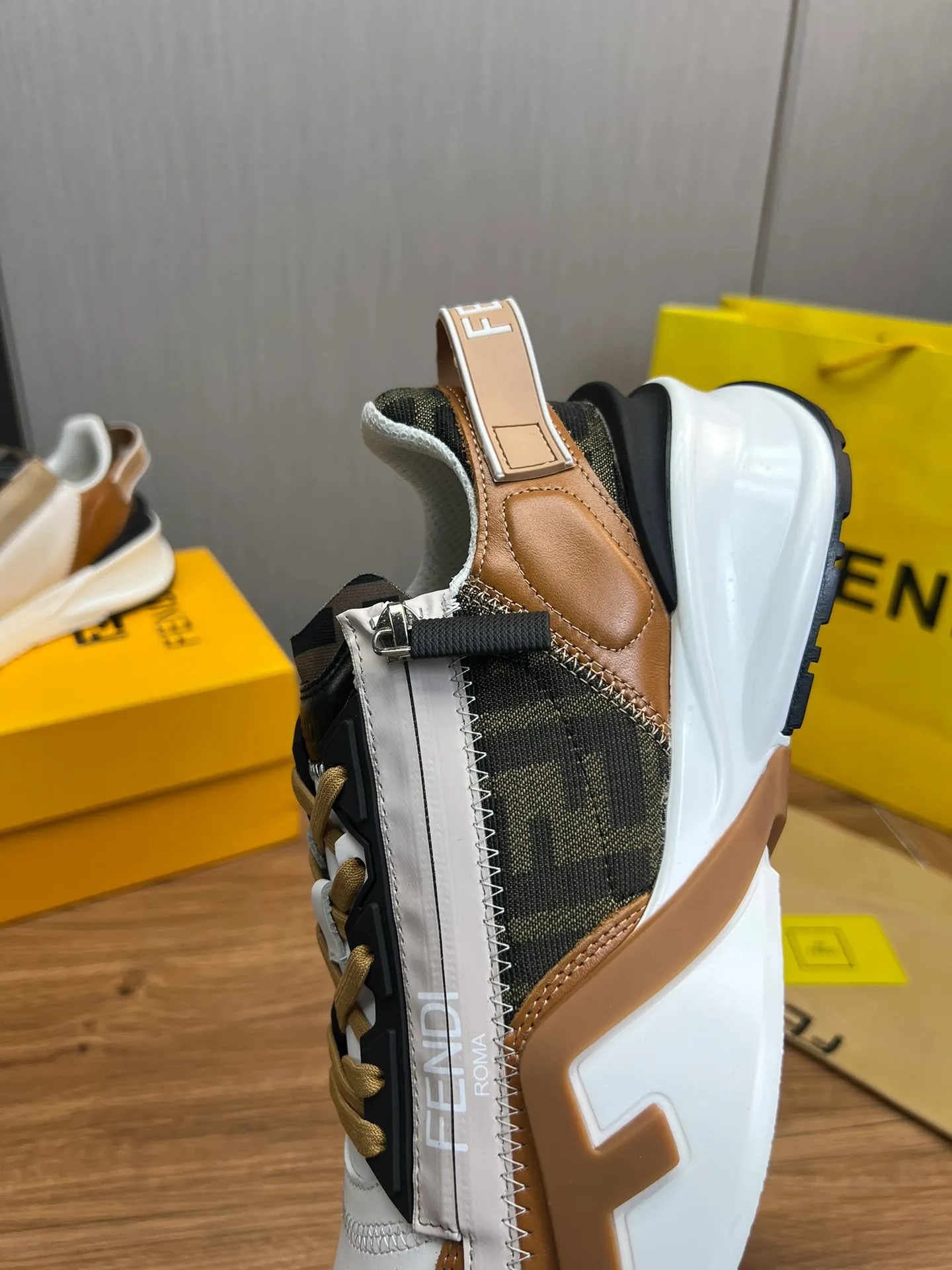 Men's men's shoes💰520💰 Fendi [Fendi] hot style is on the market🔥Fashionable casual men's shoes🔱Made of original brand fly knit fabric. Original cowhide + breathable mesh lining + sheepskin feet. Perfect shape and top quality, you deserve it🔜Original rubber outsole, ultra-light, non-slip and wear-resistant👣 Standard size 38-44
